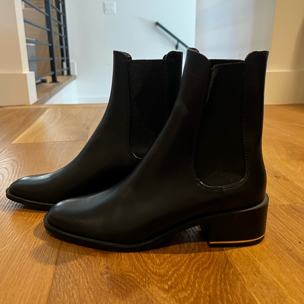 Brand new NWT Zara black Leather Ankle Boots with gold detail heel